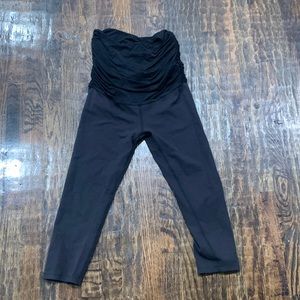 Beyond the bump black capri leggings